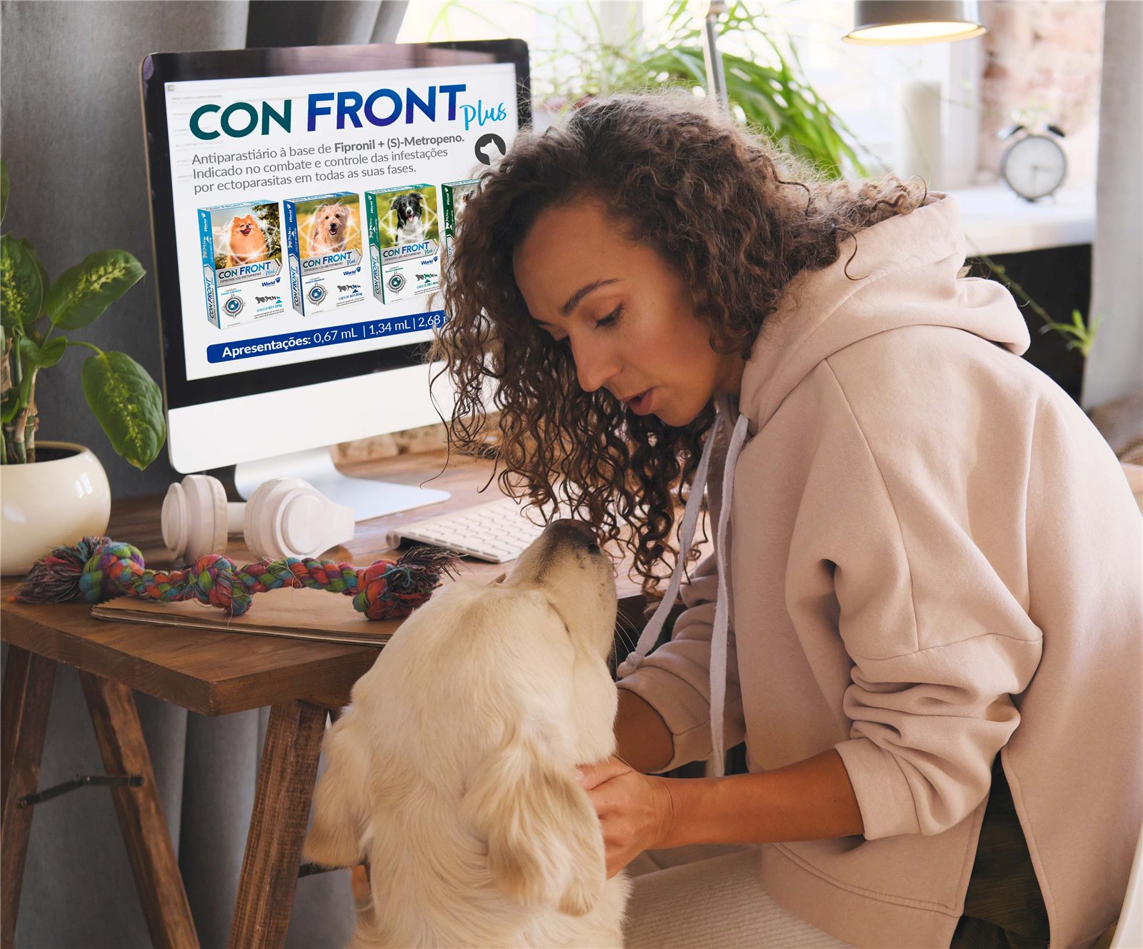 Tutora com cachorro ao lado do computador mostrando o ConFront Plus